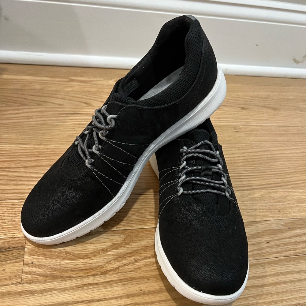 Black slip in Clarks Cloudstepper sneakers.